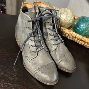 Comfortiva Cordia Lace up Block Heel Booties Gray Leather Size 8.5W